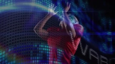 Uyarı metninin animasyonu ve beyaz erkek Amerikan futbolcusu üzerinde hareket eden sütunlar. Küresel spor, bilgisayar ve dijital arayüz kavramı dijital olarak oluşturulmuş video.