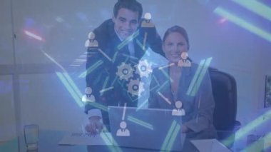 İş adamları üzerindeki simgelerle bağlantı ağının animasyonu. Dijital olarak oluşturulmuş küresel bağlantılar, iş, finans ve veri işleme kavramı.