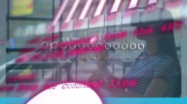 Ofisteki iki ırklı iş kadınıyla ilgili veri işleme animasyonu. Küresel iş ve dijital arayüz kavramı dijital olarak oluşturulmuş video.