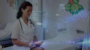 Kafkas kadın doktor üzerinde veri işleme animasyonu. Küresel tıp ve dijital arayüz kavramı dijital olarak oluşturulmuş video.