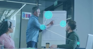 Ofisteki iş adamları üzerinde bağlantılar ve simgeler ağı animasyonu. Küresel ağlar, hesaplama, iş, finans ve veri işleme kavramı dijital olarak oluşturulmuş video.