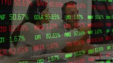 Değişik iş arkadaşlarının kulaklık takıp masaüstü üzerinden tartışmalarının animasyonu. Dijital bileşik, çoklu pozlama, çağrı merkezi, ofis, yatırım, iletişim ve teknoloji.