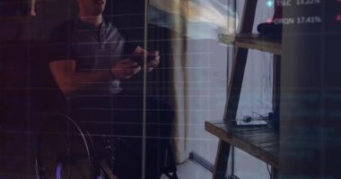 VR kulaklık kullanarak tekerlekli sandalyedeki engelli beyaz adam üzerinde veri işleme animasyonu. Küresel iş ve dijital arayüz kavramı dijital olarak oluşturulmuş video.