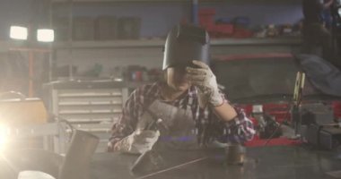 Çift ırklı kadın tamirci arabasının üzerindeki ışık izlerinin animasyonu. Ulaşım, ışık ve dijital arayüz kavramı dijital olarak oluşturulmuş video.