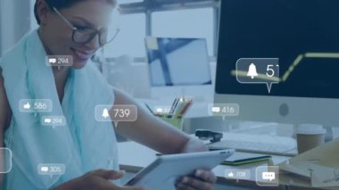 Sosyal medya ikonlarının iş kadınlarının ofiste çalışmasıyla ilgili animasyonu. Küresel iş, finans ve veri işleme kavramı dijital olarak oluşturulmuş video.