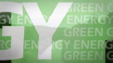 Yeşil enerji metninin orman arasında temiz gökyüzüne karşı akan su akışının animasyonu. Dijital bileşik, çoklu pozlama, manzara, yenilenebilir enerji, doğa ve çevre kavramı.