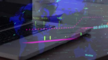 Bilgisayardan finansal veri işleme ve dünya haritasının animasyonu. Küresel iş, finans, hesaplama, bağlantılar ve veri işleme kavramı dijital olarak oluşturulmuş video.