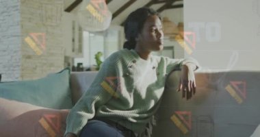 Videoda düşünceli bir Afro-Amerikan kadının kanepeye oturup pencereden dışarı baktığı görülüyor. Tekrarlanan cetvel ile metnin okula geri döndürülmesi ve yeşil arkaplan üzerinde kare hareketi eğitim ve öğrenim kavramını temsil etmektedir.