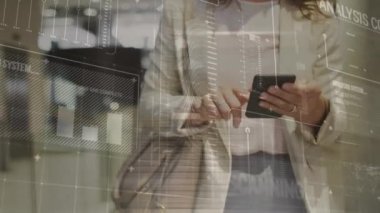 Ofiste akıllı telefon kullanan beyaz iş adamının veri işleme animasyonu. Küresel iş, bilgisayar ve dijital arayüz kavramı dijital olarak oluşturulmuş video