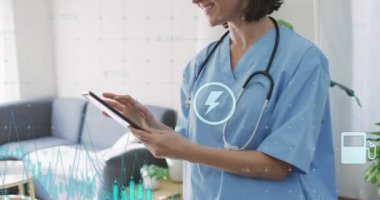 Tablet kullanan beyaz kadın doktor üzerinde veri işleme ve simgelerin canlandırılması. Küresel tıp, sağlık ve dijital arayüz kavramı dijital olarak üretilen video