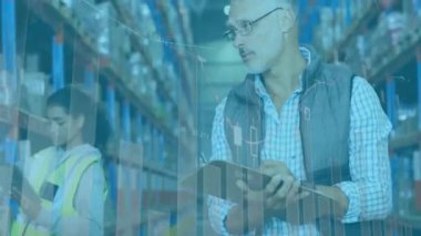 Depoda çalışan kadın ve erkeğin finansal veri işleme animasyonu. Küresel gönderme, bilgisayar, iş, finans ve veri işleme kavramı dijital olarak oluşturulmuş video.