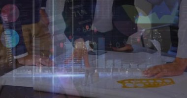 Ofisteki iş adamları üzerinde finansal veri işleme animasyonu. Küresel iş, finans, hesaplama, bağlantılar ve veri işleme kavramı dijital olarak oluşturulmuş video.