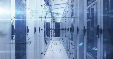 Bilgisayar sunucu odasına karşı matematik denklemleri ve veri işleme animasyonları. Bilgisayar arayüzü ve iş veri depolama teknolojisi kavramı