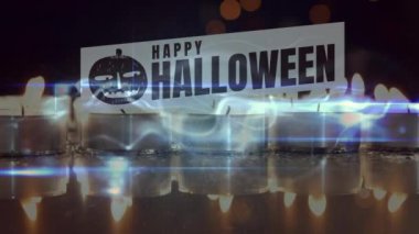 Cadılar Bayramı mesajları ve siyah arkaplandaki mumlar üzerinde ışık izlerinin animasyonu. Cadılar Bayramı, gelenek ve kutlama konsepti dijital olarak oluşturulmuş video.