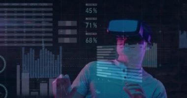 VR kulaklık kullanan beyaz adamın veri işleme animasyonu. Küresel iş ve dijital arayüz kavramı dijital olarak oluşturulmuş video.