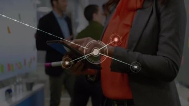 Tablet kullanan Kafkas iş kadını üzerindeki simgelerle bağlantı ağının animasyonu. Küresel iş, bağlantılar ve dijital arayüz kavramı dijital olarak oluşturulmuş video.