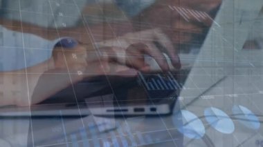 Ofiste çalışan iş adamlarının istatistik ve veri işleme animasyonları. Küresel iş, finans, hesaplama, bağlantılar ve veri işleme kavramı dijital olarak oluşturulmuş video.