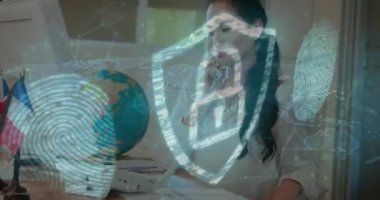 Güvenlik kilidinin animasyonu ve iş kadını üzerindeki bağlantı ağı. Dijital olarak oluşturulmuş küresel çevrimiçi güvenlik, bağlantılar, iş, finans ve veri işleme kavramı.