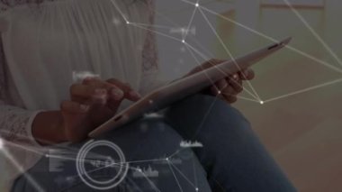 Tablet kullanan melez kadın üzerinden bağlantı ağının animasyonu. Küresel iş ve dijital arayüz kavramı dijital olarak oluşturulmuş video.