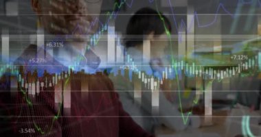 Ofisteki iş adamları üzerinde finansal veri işleme animasyonu. Küresel iş, hesaplama, bağlantılar ve dijital olarak oluşturulmuş video işleme kavramı.