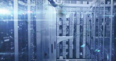 Sunucu odasında veri işleme animasyonu. Dijital bileşik, çoklu pozlama, ağ güvenliği, ağ oluşturma ve teknoloji kavramı.