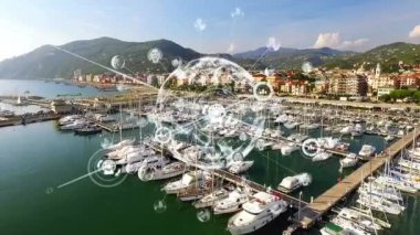 Küresel animasyon ve marina üzerindeki ikonlarla bağlantı ağı. Küresel ağlar, hesaplama, bağlantılar ve dijital olarak oluşturulan veri işleme konsepti.