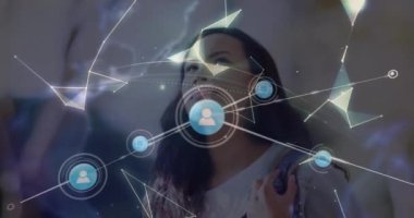 Çift ırklı bir kadın yerine dünya ile bağlantı ağının animasyonu. Küresel teknoloji, bağlantılar ve dijital arayüz konsepti dijital olarak oluşturulmuş video.