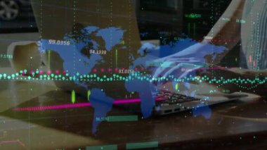 Dizüstü bilgisayar kullanan bir kadının finansal veri işleme animasyonu. Küresel iş, finans, hesaplama, bağlantılar ve veri işleme kavramı dijital olarak oluşturulmuş video.