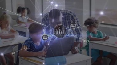 Sınıftaki çeşitli okul çocukları üzerindeki bağlantı ağının animasyonu. Küresel eğitim ve dijital arayüz kavramı dijital olarak oluşturulmuş video.