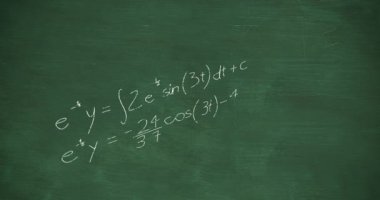 Yeşil arkaplanda matematiksel denklemlerin animasyonu. Küresel eğitim, teknoloji ve dijital arayüz kavramı dijital olarak oluşturulmuş video.