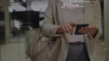 Kafkasyalı iş kadınının akıllı telefon kullanarak veri işleme animasyonu. Küresel iş, bilgisayar ve dijital arayüz kavramı dijital olarak oluşturulmuş video.