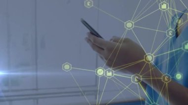 Çift ırklı doktor yerine ikonlarla olan bağlantıların animasyonu. Küresel tıp, bağlantılar ve dijital arayüz konsepti dijital olarak oluşturulmuş video.