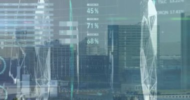 Şehir manzarası üzerinde finansal veri işleme animasyonu. küresel iş, finans ve dijital arayüz kavramı dijital olarak oluşturulmuş video.