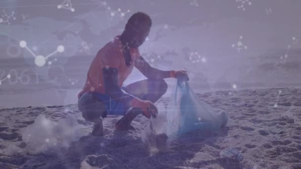 アフリカ系アメリカ人の男のクリーニングビーチ上のデータ処理と分子のアニメーション 地球環境 ライフスタイル デジタルインターフェースの概念デジタル生成ビデオ — ストック動画
