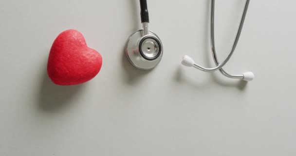 Відео Стетоскопа Червоним Серцем Сірому Фоні Копіювальним Простором Медичні Послуги — стокове відео