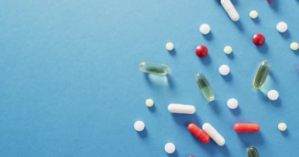 Video Různých Pilulek Kapslí Modrém Pozadí Kopírovací Prostor Medicína Lékařské — Stock video