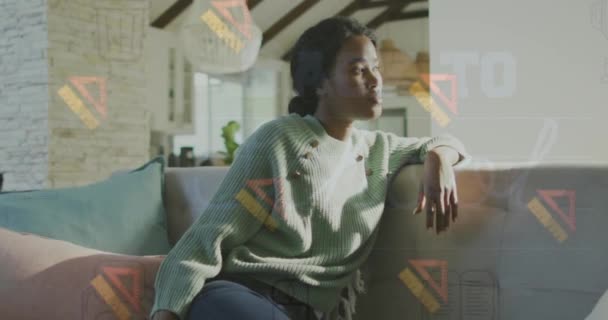 Videoda Düşünceli Bir Afro Amerikan Kadının Kanepeye Oturup Pencereden Dışarı — Stok video