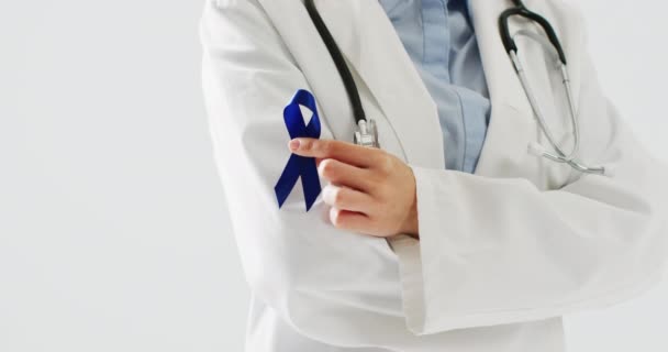 Video Des Mittelteils Einer Kaukasischen Ärztin Mit Blauem Darmkrebsband Mit — Stockvideo