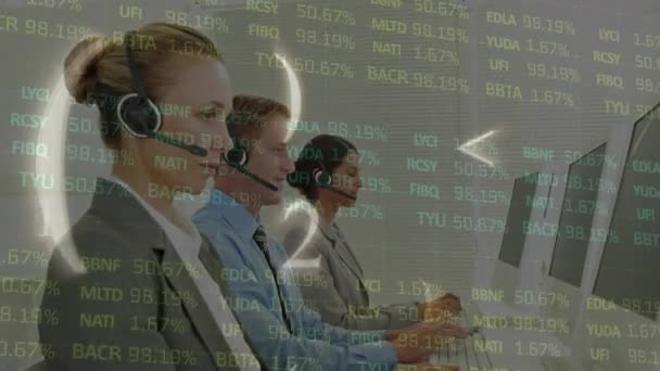 상거래 게시판 헤드폰을 데스크 탑에서 일하는 직원들의 애니메이션 디지털 — 비디오