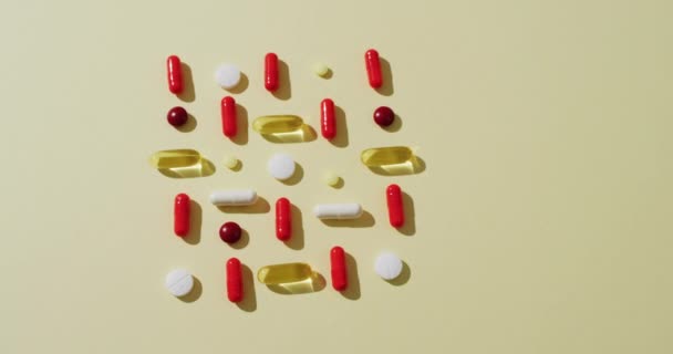 Video Různých Pilulek Kapslí Uspořádaných Žlutém Pozadí Kopírovacím Prostorem Medicína — Stock video