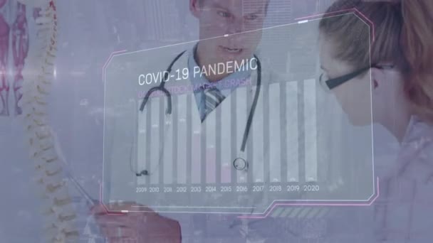 在男医生的指导下 制作了Covid 19病毒数据处理动画 全球联盟19大流行病 医疗保健 计算机 连接和数据处理概念 — 图库视频影像