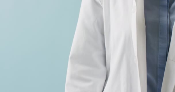 Střední Část Bělošského Lékaře Držícího Stetoskop Zkřížené Paže Modrém Pozadí — Stock video