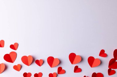 Kırmızı kağıt kalp beyaz zemin üzerinde fotokopi alanı ile şekillenir. Sevgililer günü, aşk, aşk ve kutlama konsepti.