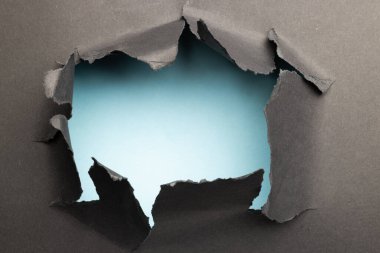 Beyaz arkaplanda kopyalama alanı olan yırtılmış siyah kağıt parçası. Soyut kağıt dokusu arka plan ve iletişim konsepti.