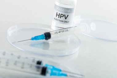Hpv aşı şişesinin bileşimi ve beyaz arka planda fotokopi alanı olan şırıngalar. Tıp, sağlık hizmetleri, sağlık hizmetleri ve sağlık farkındalığı kavramı.