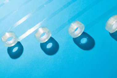 Mavi arka planda kopyalama alanı olan şeffaf maske bantları. Soyut kağıt dokusu arka plan ve iletişim konsepti.