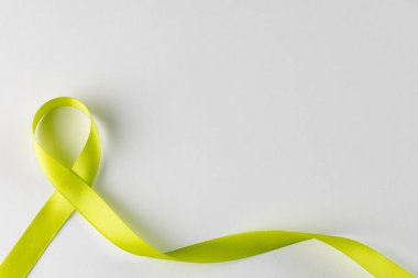 Açık yeşil STD sağlık farkındalığı kurdelesinin kompozisyonu, beyaz arka planda fotokopi alanı ile. Tıp, sağlık ve sağlık farkındalığı kavramı.