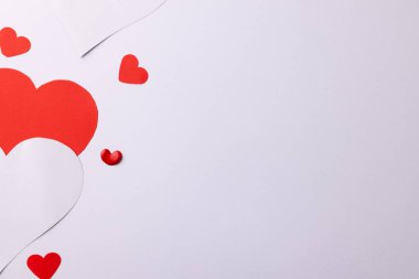 Kırmızı ve beyaz kağıt kalp beyaz arka planda fotokopi alanı ile şekillenir. Sevgililer günü, aşk, aşk ve kutlama konsepti.