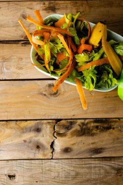 Mutfak gübre kutusunda organik meyve ve sebze atıkları dikey olarak duruyor. Kopya alanı olan tahta tahtalarda. Ekoloji, geri dönüşüm, bakım ve doğa konsepti.