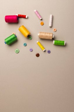 Bej arkaplanda fotokopi alanı olan dikiş ekipmanlarının bileşimi. Ulusal zanaat ayı, dikiş, kıyafet ve dikiş konsepti.